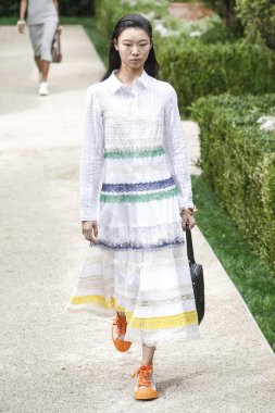 New York, Ny - Eylül 07: Tory Burch moda pist New York'ta New York moda haftası 7 Eylül 2018 üzerinde sırasında göstermek bir modeli yürür..