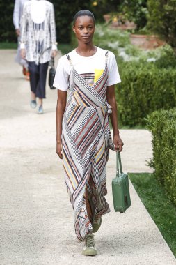 New York, Ny - Eylül 07: Tory Burch moda pist New York'ta New York moda haftası 7 Eylül 2018 üzerinde sırasında göstermek bir modeli yürür..