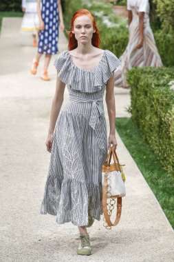 New York, Ny - Eylül 07: Tory Burch moda pist New York'ta New York moda haftası 7 Eylül 2018 üzerinde sırasında göstermek bir modeli yürür..