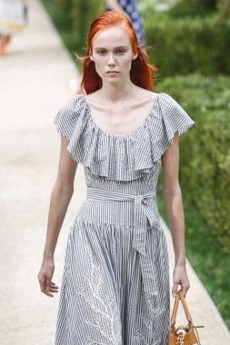 New York, Ny - Eylül 07: Tory Burch moda pist New York'ta New York moda haftası 7 Eylül 2018 üzerinde sırasında göstermek bir modeli yürür..