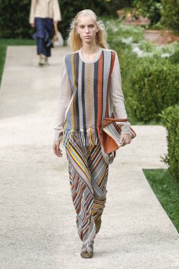 New York, Ny - Eylül 07: Tory Burch moda pist New York'ta New York moda haftası 7 Eylül 2018 üzerinde sırasında göstermek bir modeli yürür..