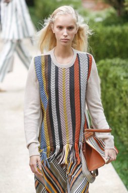 New York, Ny - Eylül 07: Tory Burch moda pist New York'ta New York moda haftası 7 Eylül 2018 üzerinde sırasında göstermek bir modeli yürür..