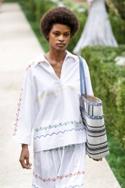 New York, Ny - Eylül 07: Tory Burch moda pist New York'ta New York moda haftası 7 Eylül 2018 üzerinde sırasında göstermek bir modeli yürür..