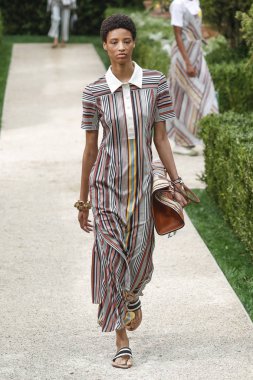New York, Ny - Eylül 07: Tory Burch moda pist New York'ta New York moda haftası 7 Eylül 2018 üzerinde sırasında göstermek bir modeli yürür..