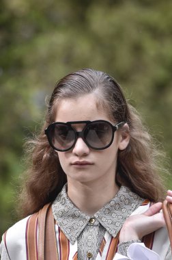 New York, Ny - Eylül 07: Tory Burch moda pist New York'ta New York moda haftası 7 Eylül 2018 üzerinde sırasında göstermek bir modeli yürür..