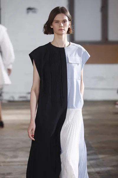 New York September Model Walks Runway Tibi Spring 2019 Fashion — Stock Photo, Image