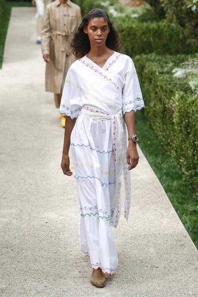 New York, Ny - Eylül 07: Tory Burch moda pist New York'ta New York moda haftası 7 Eylül 2018 üzerinde sırasında göstermek bir modeli yürür..