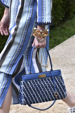 New York, Ny - Eylül 07: Tory Burch moda pist New York'ta New York moda haftası 7 Eylül 2018 üzerinde sırasında göstermek bir modeli yürür..