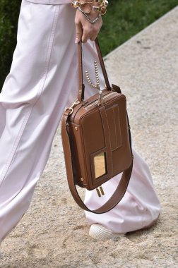 New York, Ny - Eylül 07: Tory Burch moda pist New York'ta New York moda haftası 7 Eylül 2018 üzerinde sırasında göstermek bir modeli yürür..