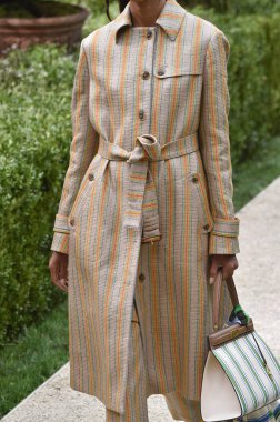 New York, Ny - Eylül 07: Tory Burch moda pist New York'ta New York moda haftası 7 Eylül 2018 üzerinde sırasında göstermek bir modeli yürür..