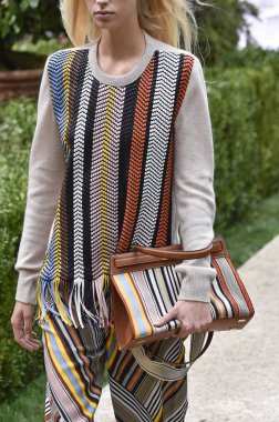 New York, Ny - Eylül 07: Tory Burch moda pist New York'ta New York moda haftası 7 Eylül 2018 üzerinde sırasında göstermek bir modeli yürür..