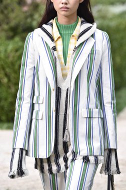 New York, Ny - Eylül 07: Tory Burch moda pist New York'ta New York moda haftası 7 Eylül 2018 üzerinde sırasında göstermek bir modeli yürür..