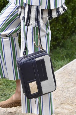 New York, Ny - Eylül 07: Tory Burch moda pist New York'ta New York moda haftası 7 Eylül 2018 üzerinde sırasında göstermek bir modeli yürür..