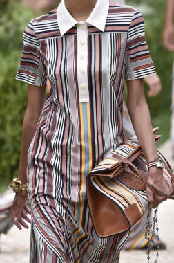 New York, Ny - Eylül 07: Tory Burch moda pist New York'ta New York moda haftası 7 Eylül 2018 üzerinde sırasında göstermek bir modeli yürür..