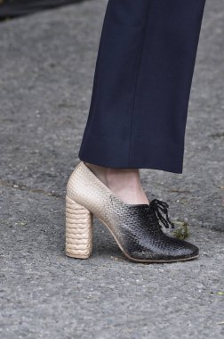 New York, Ny - Eylül 07: Tory Burch moda pist New York'ta New York moda haftası 7 Eylül 2018 üzerinde sırasında göstermek bir modeli yürür..