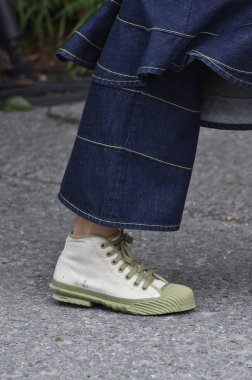 New York, Ny - Eylül 07: Tory Burch moda pist New York'ta New York moda haftası 7 Eylül 2018 üzerinde sırasında göstermek bir modeli yürür..