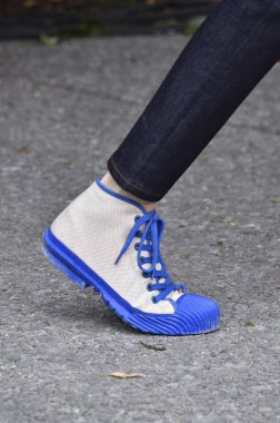 New York, Ny - Eylül 07: Tory Burch moda pist New York'ta New York moda haftası 7 Eylül 2018 üzerinde sırasında göstermek bir modeli yürür..