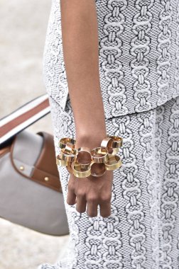 New York, Ny - Eylül 07: Tory Burch moda pist New York'ta New York moda haftası 7 Eylül 2018 üzerinde sırasında göstermek bir modeli yürür..