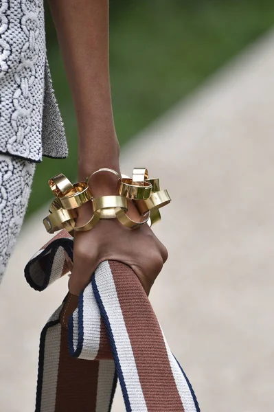 New York, Ny - Eylül 07: Tory Burch moda pist New York'ta New York moda haftası 7 Eylül 2018 üzerinde sırasında göstermek bir modeli yürür..