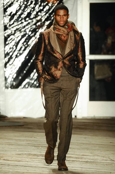 ニューヨーク 2004 モデルが身に着けているジョセフ アブード秋 2019年桟橋 2019 日にニューヨーク市で滑走路を歩く — ストック写真
