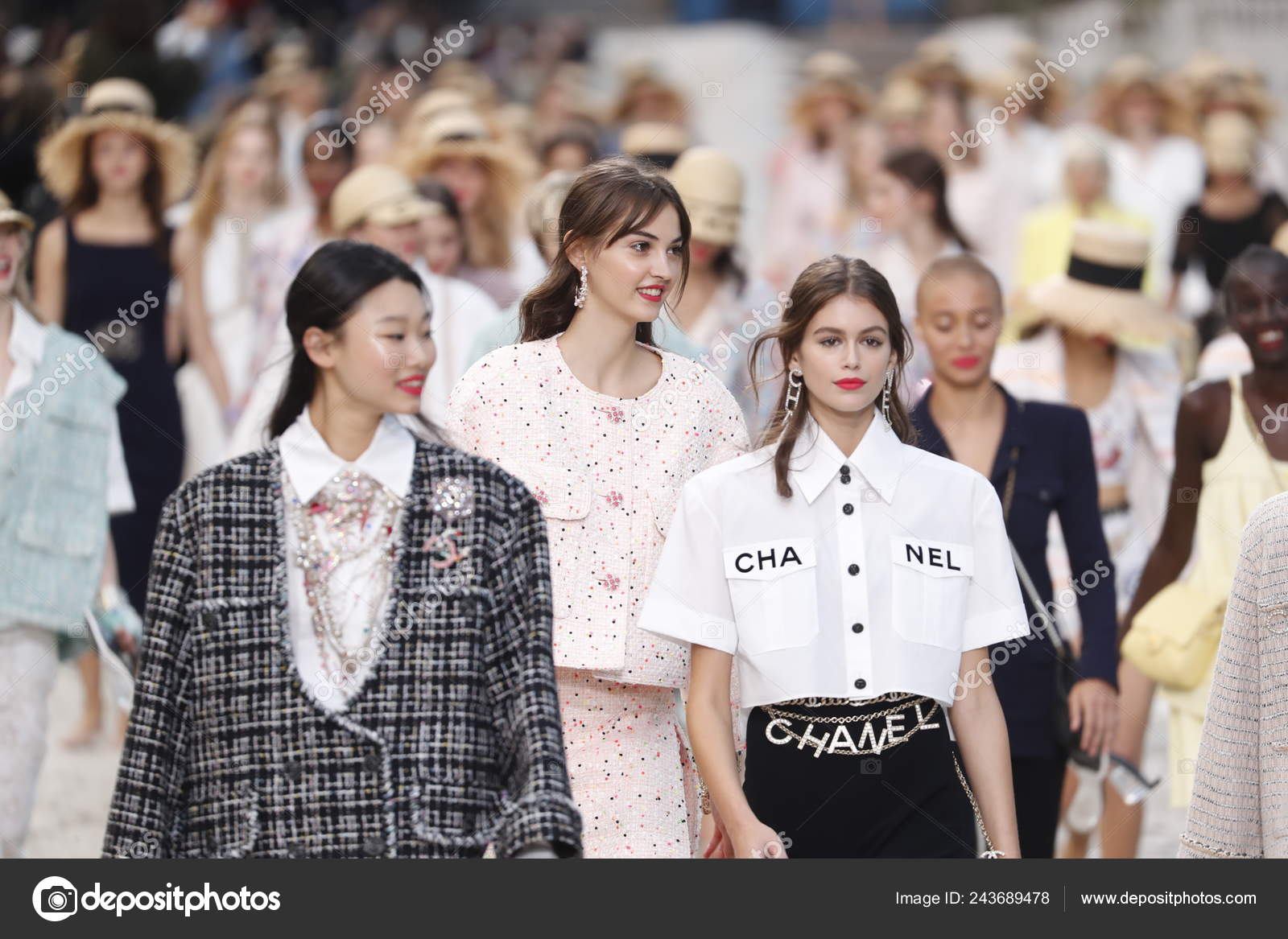 París Francia Octubre Las Modelos Caminan Por Final Pasarela