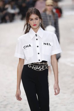 Paris, Fransa - Ekim 02: Kaia Gerber pist Chanel gösterisi sırasında Paris moda hafta kadın giyim ilkbahar/yaz 2019 bir parçası olarak 2 Ekim 2018 Paris, Fransa'da yürür. 