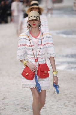 Paris, Fransa - Ekim 02: Manken pist Chanel gösterisi sırasında Paris moda hafta kadın giyim ilkbahar/yaz 2019 bir parçası olarak 2 Ekim 2018 Paris, Fransa'da yürür. 