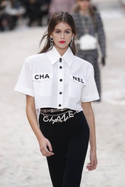 Paris, Fransa - Ekim 02: Kaia Gerber pist Chanel gösterisi sırasında Paris moda hafta kadın giyim ilkbahar/yaz 2019 bir parçası olarak 2 Ekim 2018 Paris, Fransa'da yürür. 