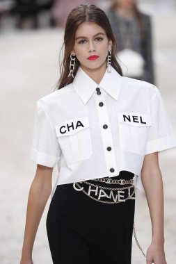 Paris, Fransa - Ekim 02: Kaia Gerber pist Chanel gösterisi sırasında Paris moda hafta kadın giyim ilkbahar/yaz 2019 bir parçası olarak 2 Ekim 2018 Paris, Fransa'da yürür. 
