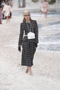 Paris, Fransa - Ekim 02: Manken pist Chanel gösterisi sırasında Paris moda hafta kadın giyim ilkbahar/yaz 2019 bir parçası olarak 2 Ekim 2018 Paris, Fransa'da yürür. 