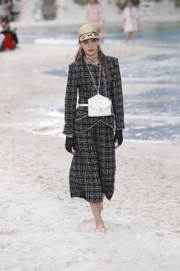 Paris, Fransa - Ekim 02: Manken pist Chanel gösterisi sırasında Paris moda hafta kadın giyim ilkbahar/yaz 2019 bir parçası olarak 2 Ekim 2018 Paris, Fransa'da yürür. 
