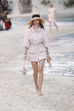 Paris, Fransa - Ekim 02: Manken pist Chanel gösterisi sırasında Paris moda hafta kadın giyim ilkbahar/yaz 2019 bir parçası olarak 2 Ekim 2018 Paris, Fransa'da yürür. 