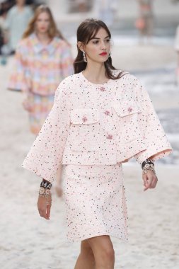 Paris, Fransa - Ekim 02: Manken pist Chanel gösterisi sırasında Paris moda hafta kadın giyim ilkbahar/yaz 2019 bir parçası olarak 2 Ekim 2018 Paris, Fransa'da yürür. 