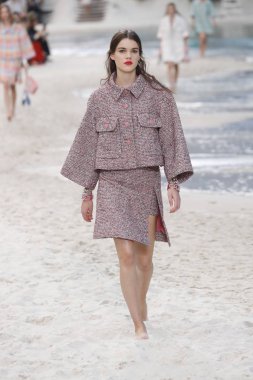 Paris, Fransa - Ekim 02: Manken pist Chanel gösterisi sırasında Paris moda hafta kadın giyim ilkbahar/yaz 2019 bir parçası olarak 2 Ekim 2018 Paris, Fransa'da yürür. 