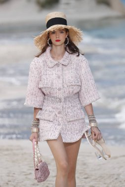 Paris, Fransa - Ekim 02: Manken pist Chanel gösterisi sırasında Paris moda hafta kadın giyim ilkbahar/yaz 2019 bir parçası olarak 2 Ekim 2018 Paris, Fransa'da yürür. 