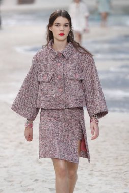 Paris, Fransa - Ekim 02: Manken pist Chanel gösterisi sırasında Paris moda hafta kadın giyim ilkbahar/yaz 2019 bir parçası olarak 2 Ekim 2018 Paris, Fransa'da yürür. 