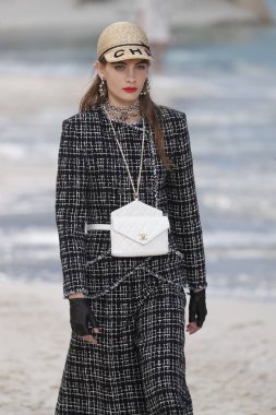 Paris, Fransa - Ekim 02: Manken pist Chanel gösterisi sırasında Paris moda hafta kadın giyim ilkbahar/yaz 2019 bir parçası olarak 2 Ekim 2018 Paris, Fransa'da yürür. 