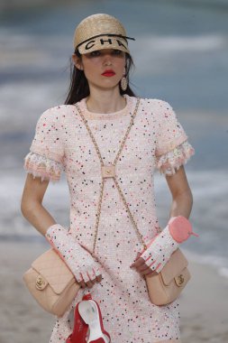 Paris, Fransa - Ekim 02: Manken pist Chanel gösterisi sırasında Paris moda hafta kadın giyim ilkbahar/yaz 2019 bir parçası olarak 2 Ekim 2018 Paris, Fransa'da yürür. 