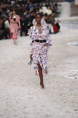 Paris, Fransa - Ekim 02: Manken pist Chanel gösterisi sırasında Paris moda hafta kadın giyim ilkbahar/yaz 2019 bir parçası olarak 2 Ekim 2018 Paris, Fransa'da yürür. 