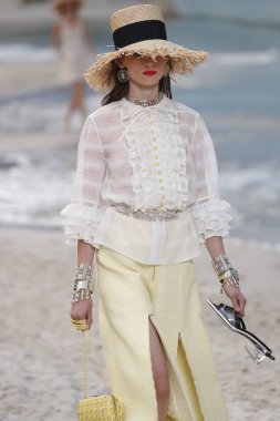 Paris, Fransa - Ekim 02: Manken pist Chanel gösterisi sırasında Paris moda hafta kadın giyim ilkbahar/yaz 2019 bir parçası olarak 2 Ekim 2018 Paris, Fransa'da yürür. 