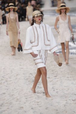 Paris, Fransa - Ekim 02: Manken pist Chanel gösterisi sırasında Paris moda hafta kadın giyim ilkbahar/yaz 2019 bir parçası olarak 2 Ekim 2018 Paris, Fransa'da yürür. 