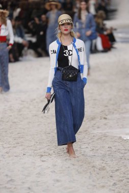 Paris, Fransa - Ekim 02: Manken pist Chanel gösterisi sırasında Paris moda hafta kadın giyim ilkbahar/yaz 2019 bir parçası olarak 2 Ekim 2018 Paris, Fransa'da yürür. 