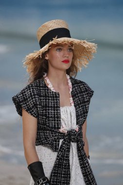 Paris, Fransa - Ekim 02: Manken pist Chanel gösterisi sırasında Paris moda hafta kadın giyim ilkbahar/yaz 2019 bir parçası olarak 2 Ekim 2018 Paris, Fransa'da yürür. 