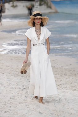 Paris, Fransa - Ekim 02: Manken pist Chanel gösterisi sırasında Paris moda hafta kadın giyim ilkbahar/yaz 2019 bir parçası olarak 2 Ekim 2018 Paris, Fransa'da yürür. 