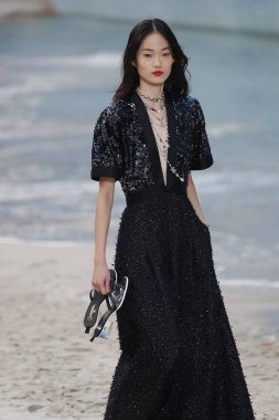 Paris, Fransa - Ekim 02: Manken pist Chanel gösterisi sırasında Paris moda hafta kadın giyim ilkbahar/yaz 2019 bir parçası olarak 2 Ekim 2018 Paris, Fransa'da yürür. 