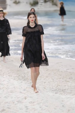 Paris, Fransa - Ekim 02: Manken pist Chanel gösterisi sırasında Paris moda hafta kadın giyim ilkbahar/yaz 2019 bir parçası olarak 2 Ekim 2018 Paris, Fransa'da yürür. 
