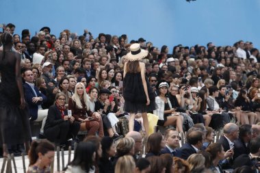Paris, Fransa - Ekim 02: Manken pist Chanel gösterisi sırasında Paris moda hafta kadın giyim ilkbahar/yaz 2019 bir parçası olarak 2 Ekim 2018 Paris, Fransa'da yürür. 