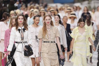 Paris, Fransa - Ekim 02: Modelleri pist finale Chanel gösterisi sırasında Paris moda hafta kadın giyim ilkbahar/yaz 2019 bir parçası olarak 2 Ekim 2018 Paris, Fransa'da walk on. 