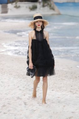Paris, Fransa - Ekim 02: Manken pist Chanel gösterisi sırasında Paris moda hafta kadın giyim ilkbahar/yaz 2019 bir parçası olarak 2 Ekim 2018 Paris, Fransa'da yürür. 