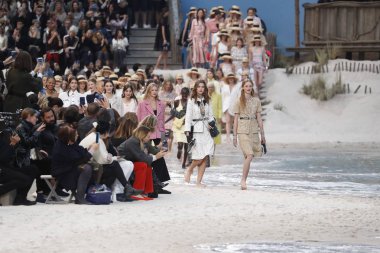 Paris, Fransa - Ekim 02: Modelleri pist finale Chanel gösterisi sırasında Paris moda hafta kadın giyim ilkbahar/yaz 2019 bir parçası olarak 2 Ekim 2018 Paris, Fransa'da walk on. 